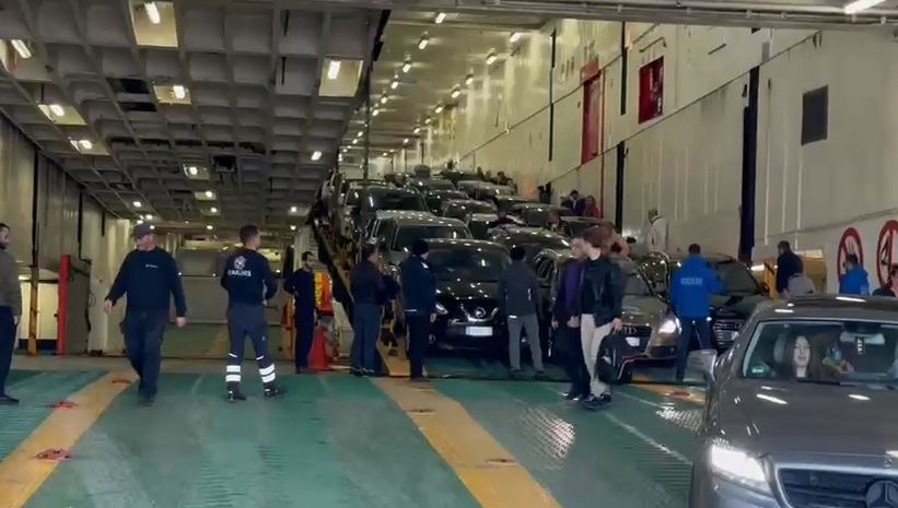 Festat e fundvitit  nis fluksi i pasagjerëve në portin e Vlorës