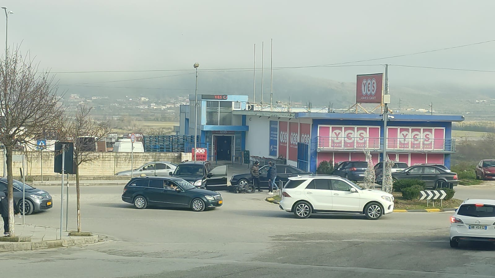 Aksident në Gjirokastër  makina përplas motorin