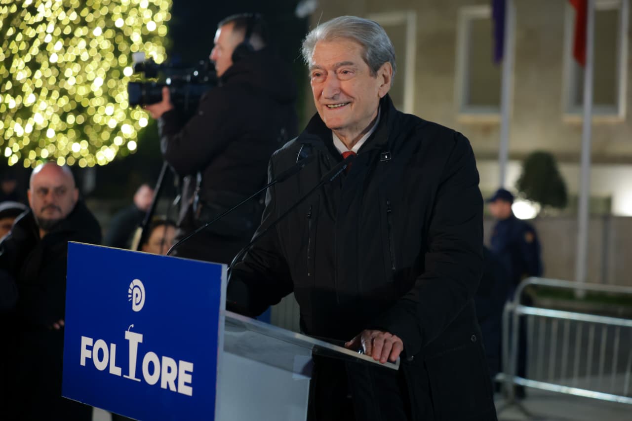 Berisha përshëndet protestuesit e  Shqipëria Bëhet  dhe Lapajn  Rama do ia mbathë