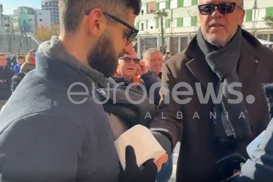VIDEO/ Katër ditë pa ujë në Vlorë, protestuesit hedhin letra higjenike para bashkisë