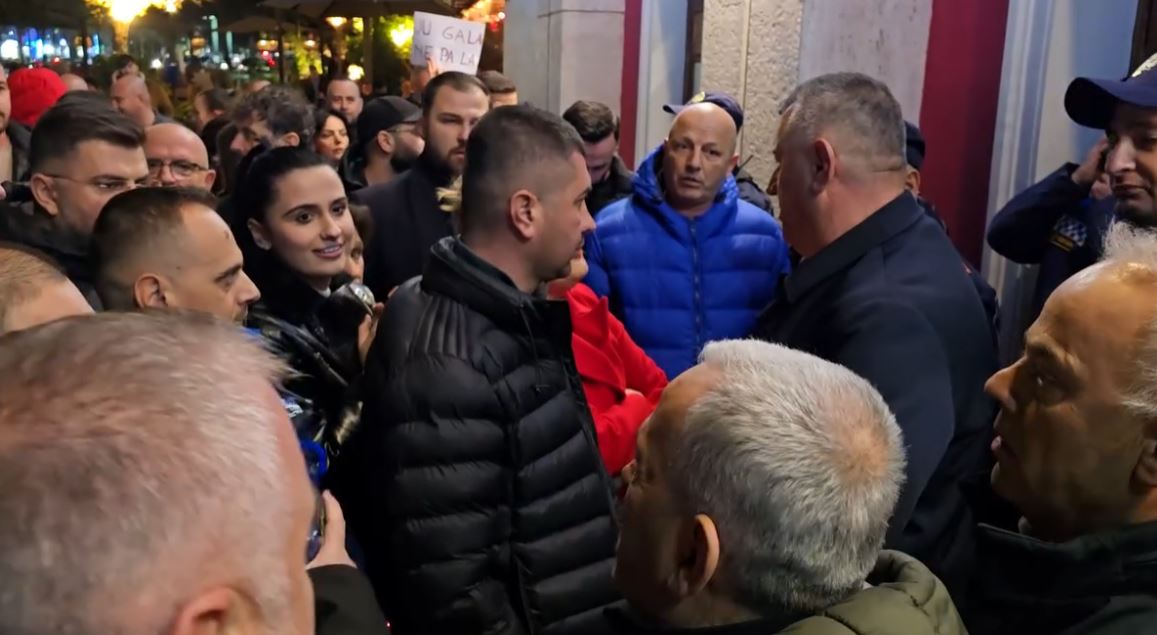 Tre ditë pa ujë në Vlorë  banorët hyjnë me forcë në mbrëmjen gala në Teatrin  Petro Marko   Ndërpresin shfaqjen