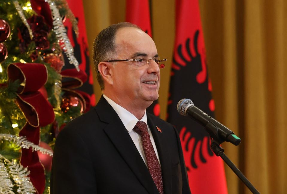 Vjen dhe urimi i Presidentit Begaj për Krishtlindje  Paqe dhe gëzim për njerëzit tuaj të dashur