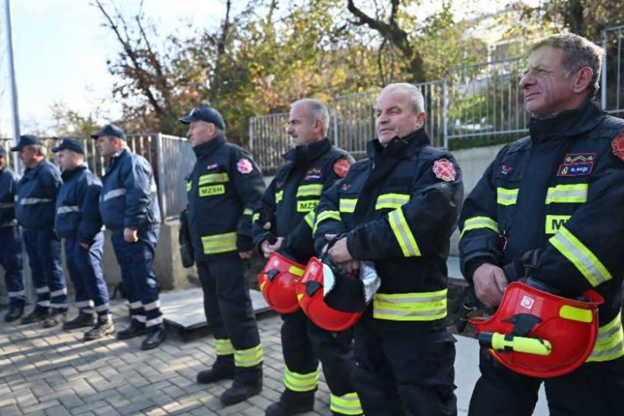 Në foto i dyti nga e djathta dhe i arrestuari