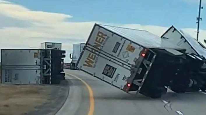 VIDEO  Erërat e forta përmbysin kamionët njëri pas tjetrit në autostradat në SHBA