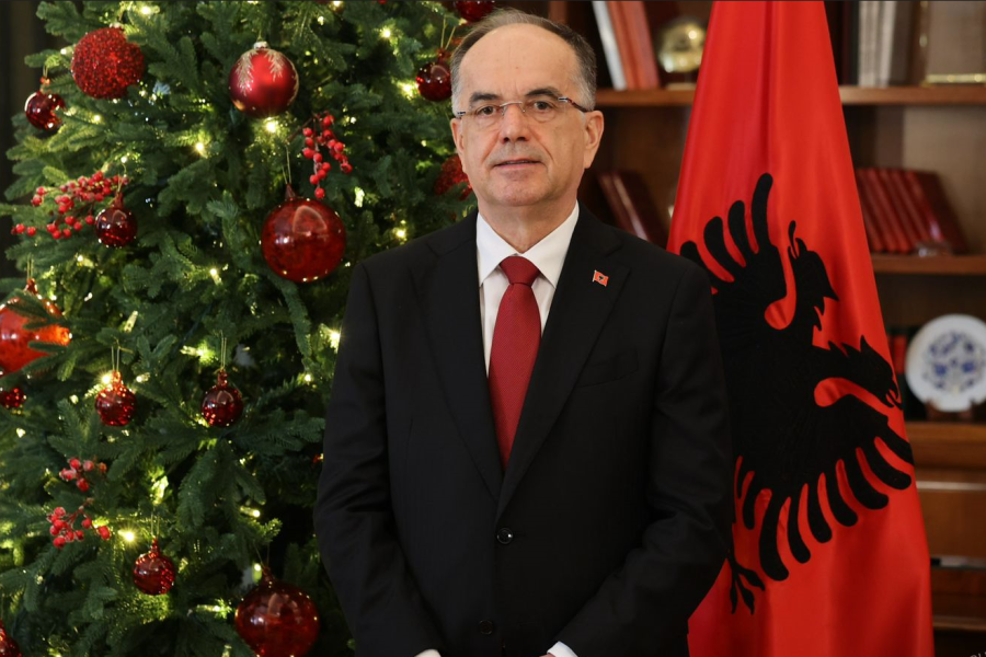 Presidenti Begaj uron shqiptarët për Vitin e Ri: Familja dhe puna e ndershme, forca jonë më e madhe