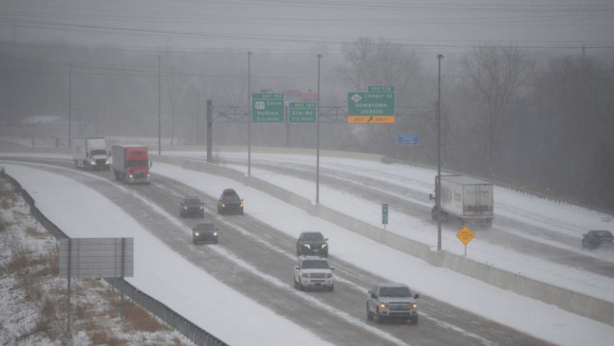 Një stuhi e fortë dimërore godet disa pjesë të SHBA së  qindra aksidente trafiku dhe vonesa fluturimesh