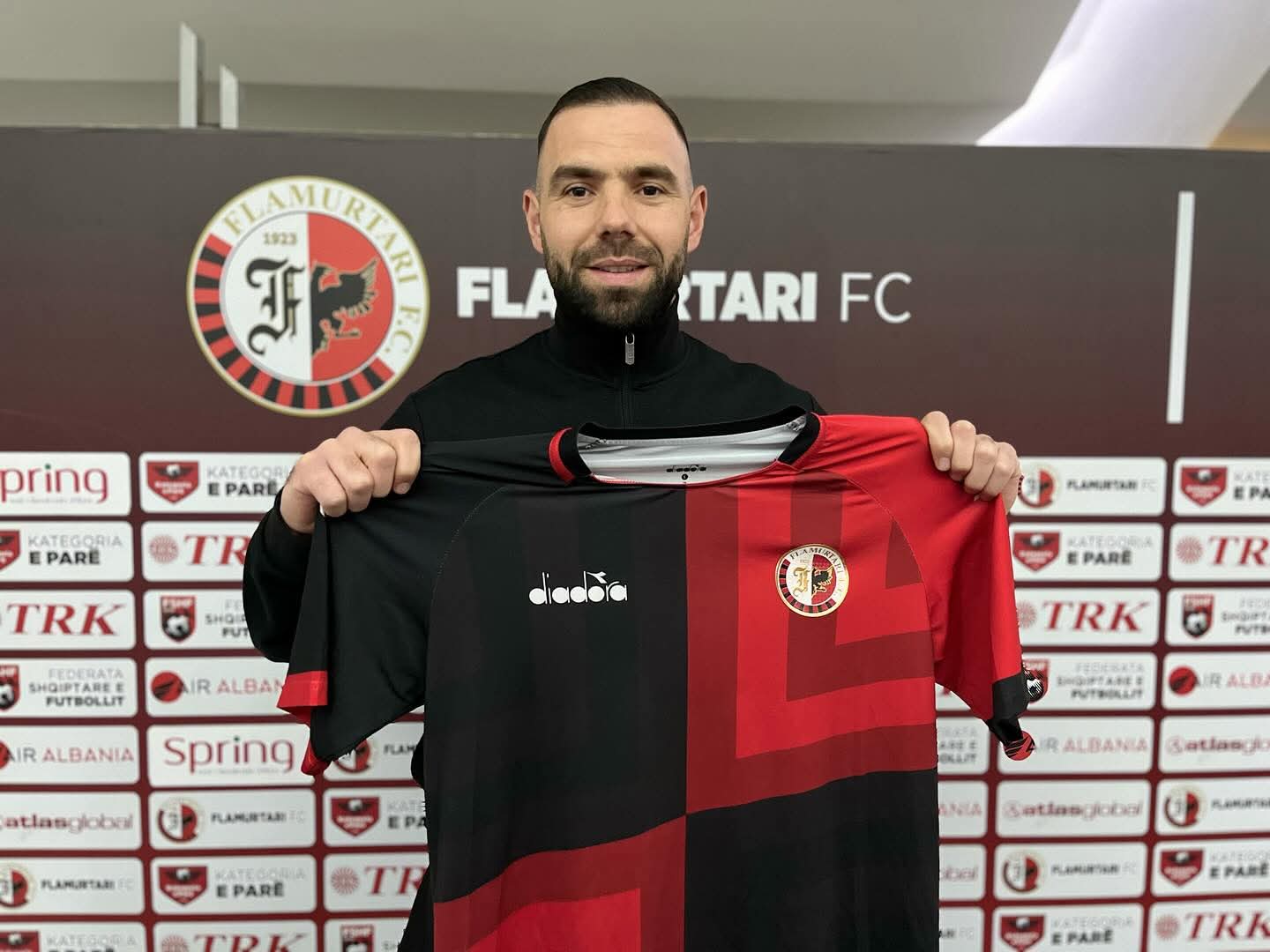 Ngjarje e paprecedentë në stërvitje  Flamurtari përjashton kapitenin Idriz Batha