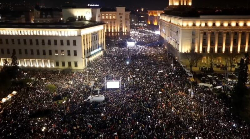 VIDEO  Mijëra qytetarë në rrugë  Bullgaria tronditet nga protestat e mëdha