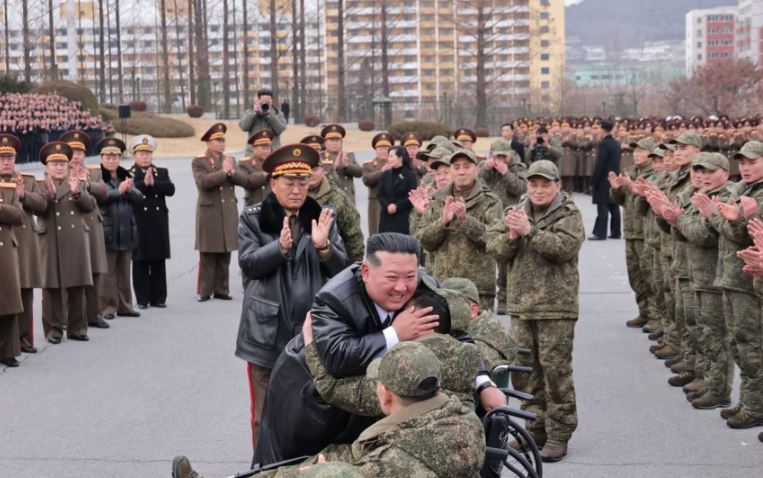 U kthyen nga misioni në Rusi, Kim Jong Un takon trupat koreanoveriore