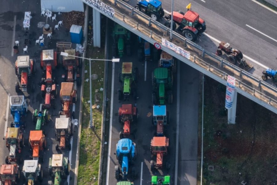 Bllokada e fermerëve grekë përshkallëzohet para Vitit të Ri, 3 mijë traktorë parkohen në autostradë 