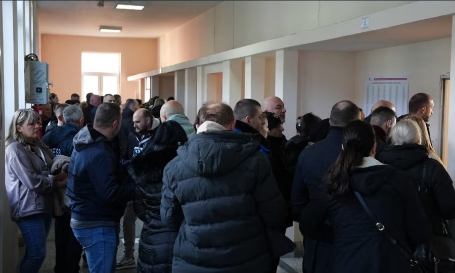 Pjesëmarrja në zgjedhjet në Kosovë, mbi 300 mijë votues deri në orën 13:00