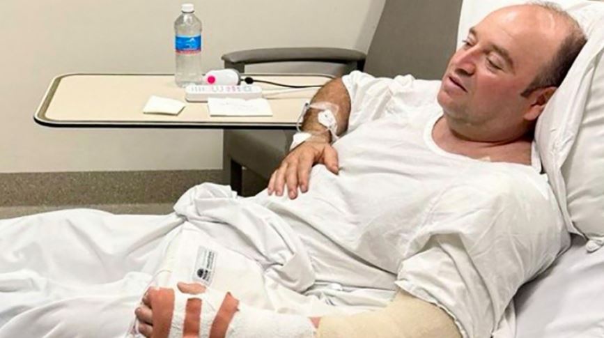 Heroit që çarmatosi terroristin e Bondi Beach i dorëzohet një çek prej 2.5 milionë $