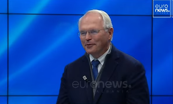 Hill  Ambasada e parë amerikane në Shqipërinë post komuniste  1 dhomë në Hotel Dajti