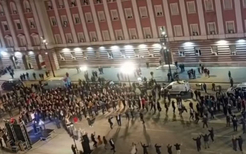 Protestuesit duke hedhur valle  Balla publikon videon e krijuar me IA