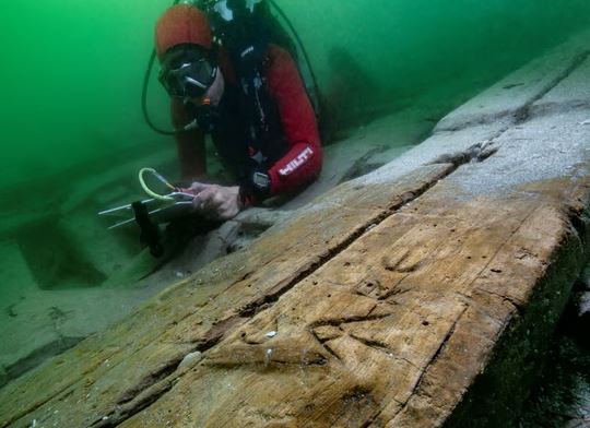 Arkeologët zbulojnë një varkë të lashtë në brigjet e Aleksandrisë