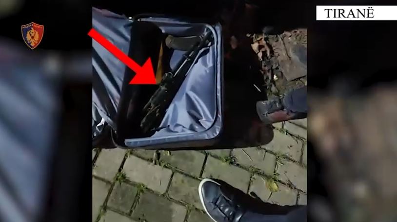 Kapet me valixhen me kallashnikov dhe municion  arrestohet 24 vjeçari në Tiranë
