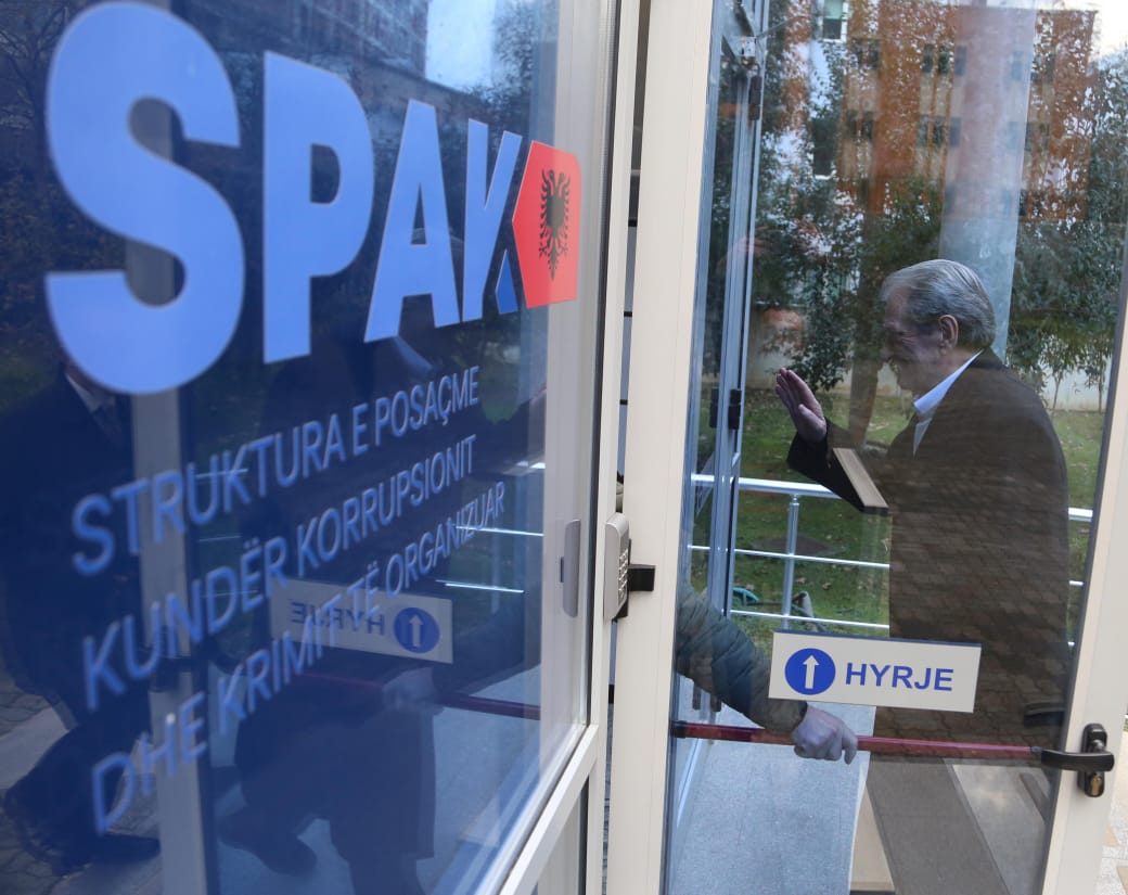 Edhe pse ditë pushimi, Berisha paraqitet në SPAK për masën “detyrim paraqitje”