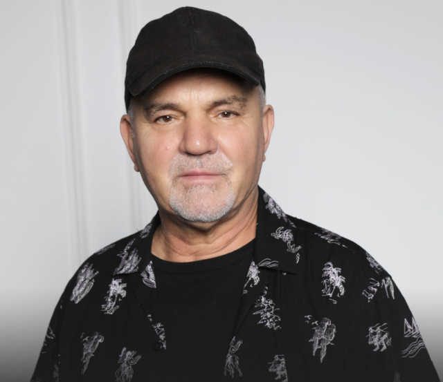 Gjendet i pajetë këngëtari i grupit  Ilirët   zëri i këngës  Xhamadani vija vija 