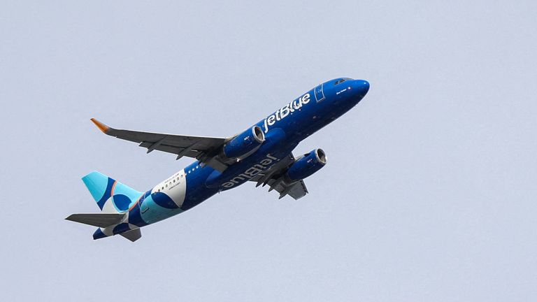 Piloti i një aeroplani pasagjerësh shmang përplasjen me avionin ushtarak amerikan
