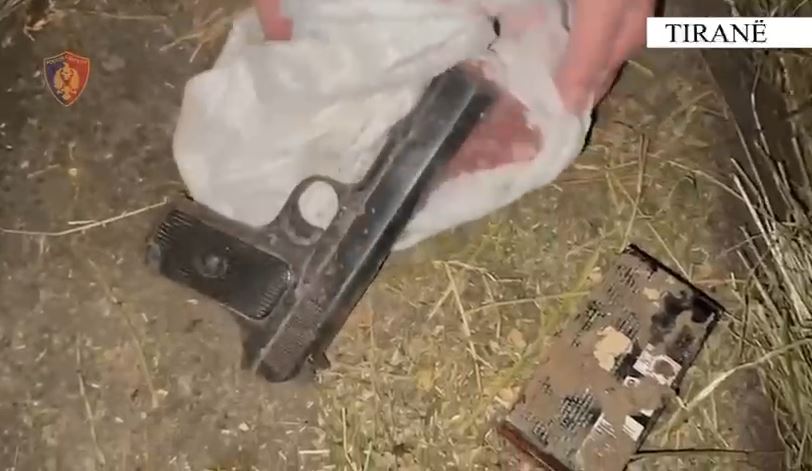 Lëviznin me armë në makinë, arrestohen 2 të rinj në Tiranë