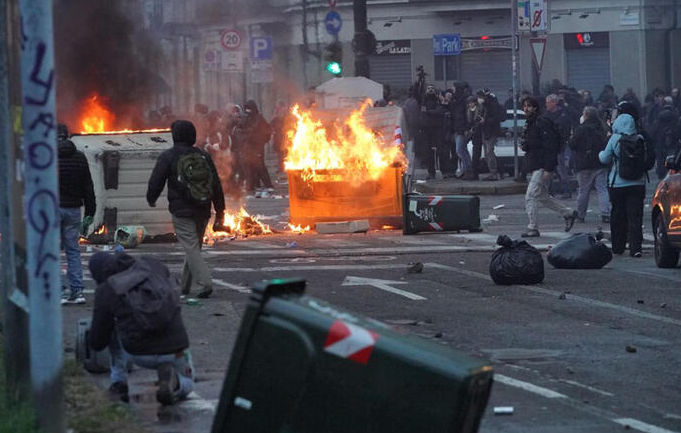 Tensione në Torino: Mijëra protestues kundër shpërndarjes së qendrës Askatasuna