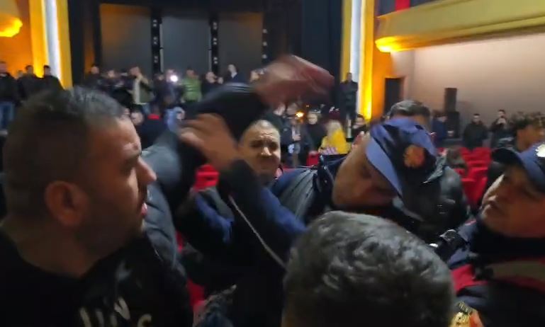 VIDEO  Qytetarët shpërthejnë dyert në teatrin e Vlorës  pamjet kur konfliktohen me policinë