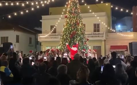 VIDEO  Vlora zyrtarisht në atmosferën festive të fundvitit  ndizen dritat e pemës