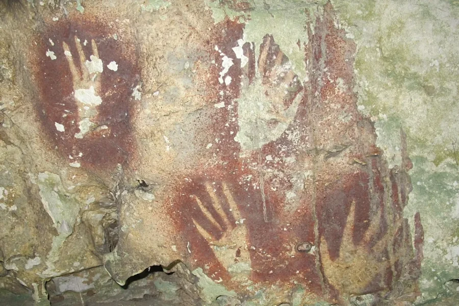 Gjurmë duarsh 67,800-vjeçare zbulohen në shpellat e Indonezisë