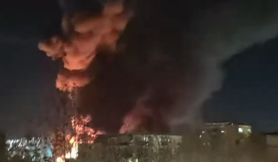 Zjarri i madh te ‘5 Maji’, gazetari: Flakët jashtë kontrollit