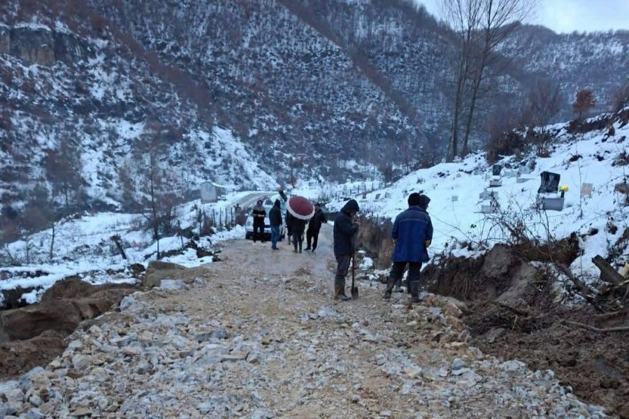Probleme nga reshjet në Qarkun e Korçës, mbi 1 800 abonentë pa energji elektrike