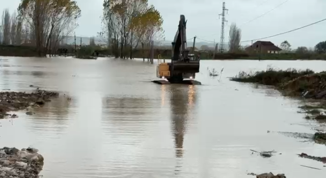 Situatë e rënduar nga moti i keq, 851 të evakuuar në Durrës, përmbytje tokash në disa qarqe