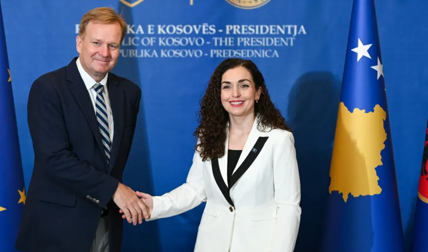 ​Sorensen viziton Kosovën, takohet me Vjosa Osmanin