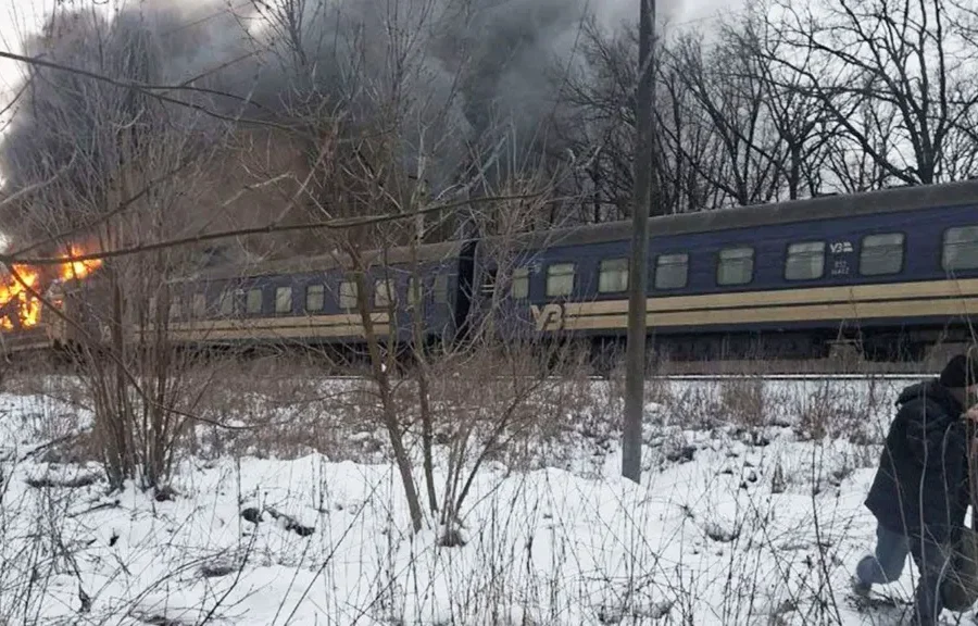 “Dilni menjëherë”, ushtari ukrainas përshkruan momentin e sulmit me dron ndaj trenit
