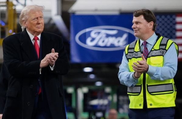 Detroit: Trump i ngre gishtin e mesëm punëtorit të fabrikës Ford (Video)