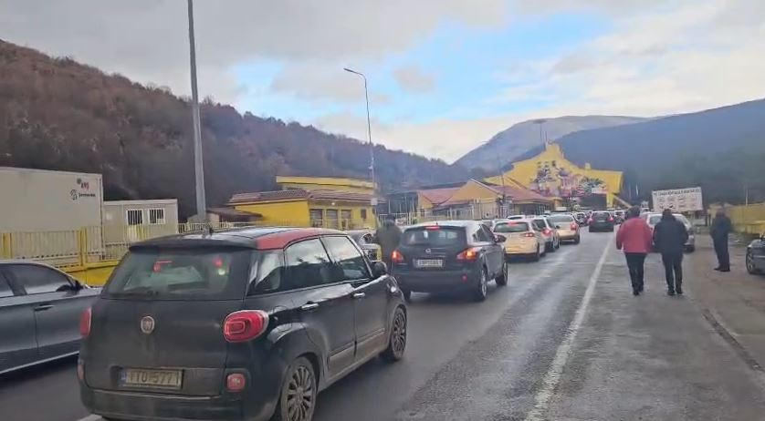 Fluks i lartë në Kapshticë, emigrantët shqiptarë rikthehen drejt Greqisë pas festave