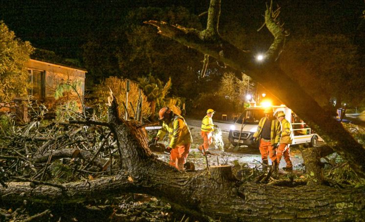 Një i vdekur nga stuhia “Goretti” në Britani, mijëra njerëz pa energji elektrike