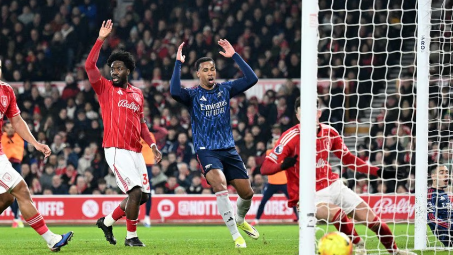 Arsenal ndalet nga Nottingham, Man United fiton derbin e qytetit