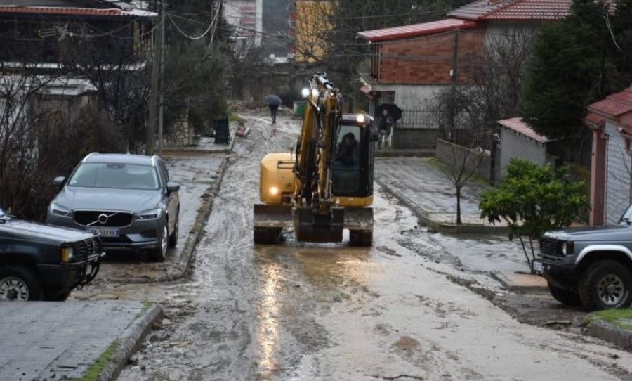 Vërshimi i ujërave dhe inerteve në Përmet, evakuohen 4 familje
