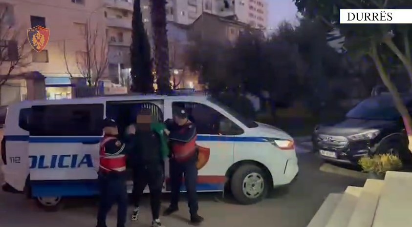 Lëvizte i armatosur në shëtitoren e plazhit në Durrës: Arrestohet 24-vjeçari, procedohet pasagjeri