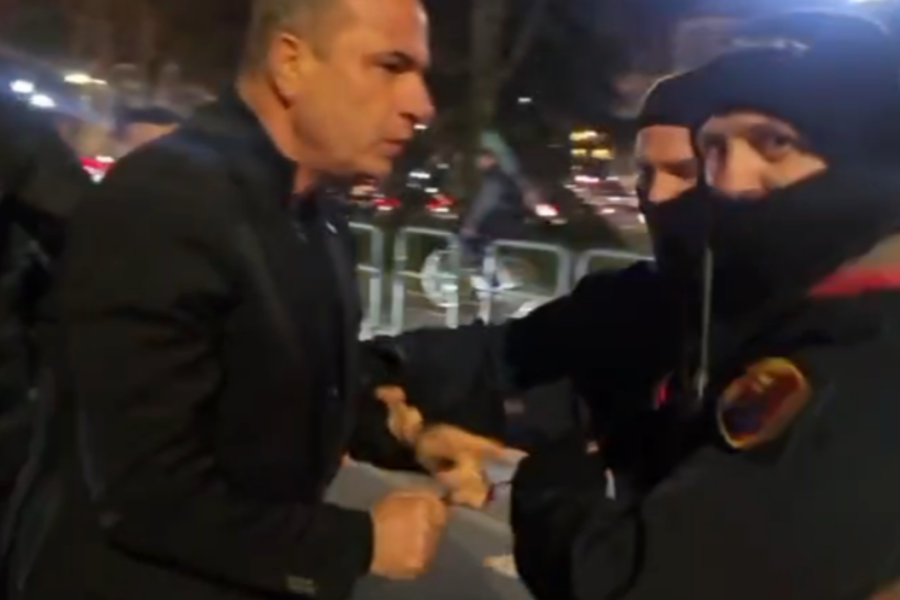 VIDEO/ Deputetët Boçi, Balliu e Bardhi përplasen me policët, incident para selisë së PD-së