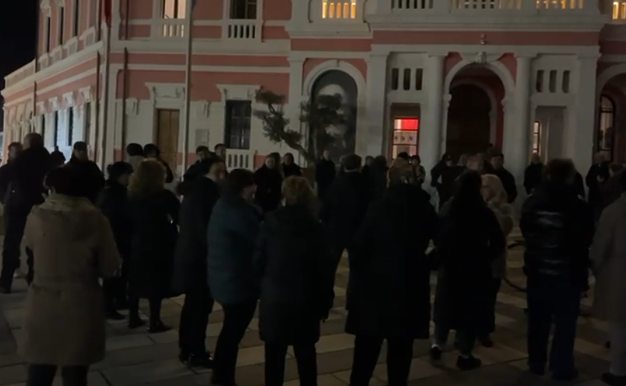 Tregtarët e Vlorës në protestë para Bashkisë, tre ditë kohë për tu larguar nga tregu