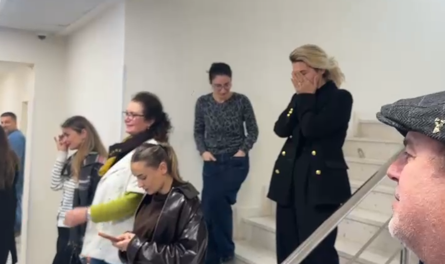 VIDEO/ Vlorë, punonjëset shpërthejnë në lot pas shkarkimit të nëndrejtorit të Kadastrës