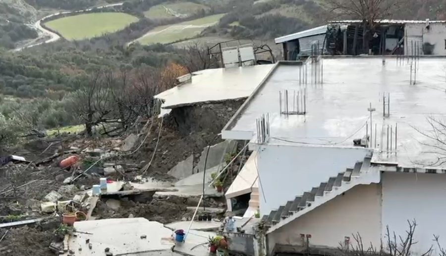 FOTO/ Shtëpitë dalin jashtë funksionit në fshatin Vajzë, rrezikohen të shemben plotësisht