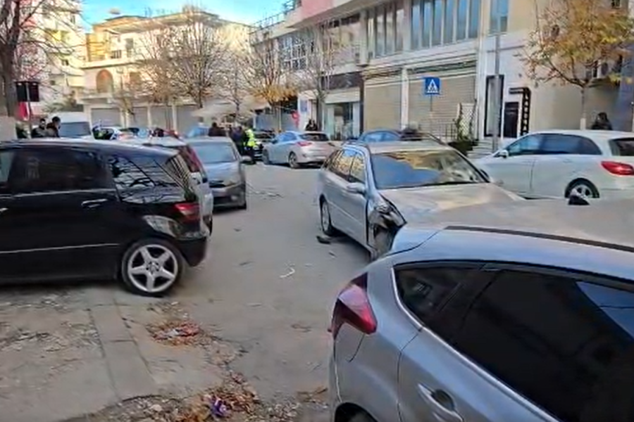 Pamje nga Vlora, gjashtë automjete përfshihen në aksident zinxhir