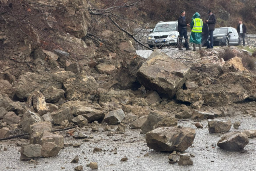 Rrëshqitjet e dherave bllokojnë rrugën Elbasan–Gjinar, banorët kërkojnë ndërhyrje