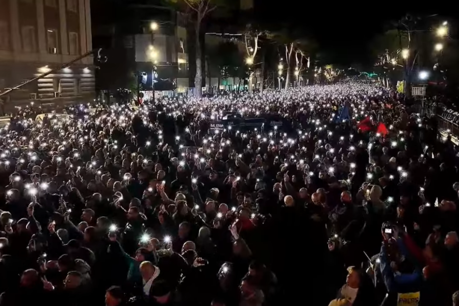 FOTO/ Momenti kur protestuesit ndezin dritat gjatë protestës së 24 janarit