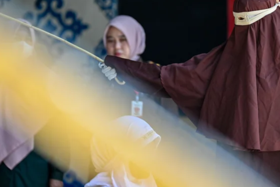 FOTO/ “Barbari” në Indonezi: Çifti i paligjshëm ndëshkohet me 140 kamzhikë, gruaja humbi ndjenjat