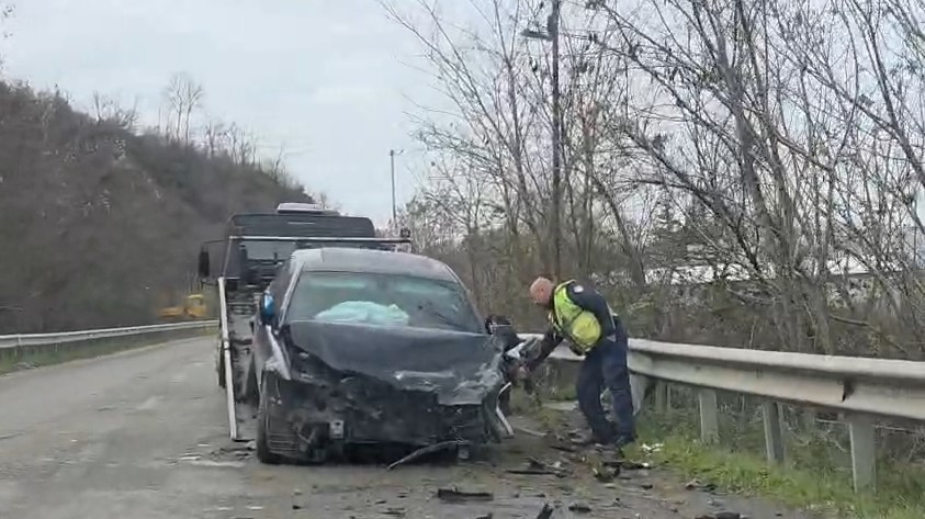 Po kryheshin punime në Elbasan–Cërrik, përplasen tre automjete, lëndohen tre persona
