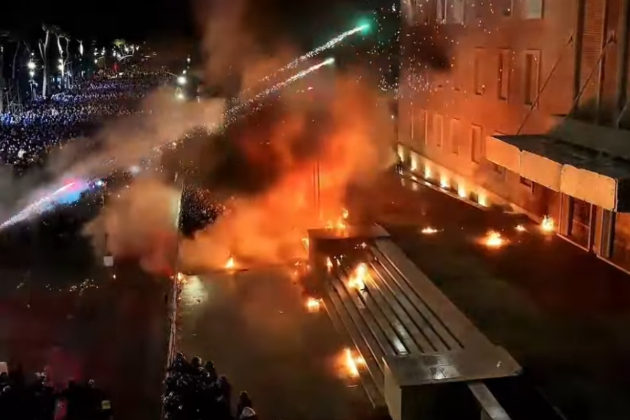 Tension në protestën e opozitës! Molotov, gaz lotsjellës dhe përplasje fizike, arrestohen 20 protestues