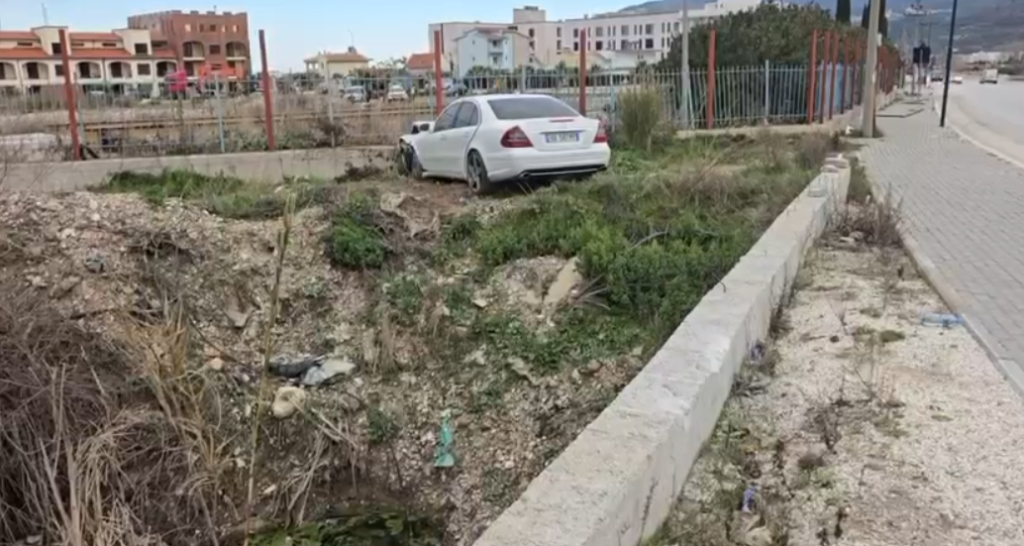 Aksident në Radhimë Orikum  plagoset drejtuesja e mjetit dhe një 16 vjeçar